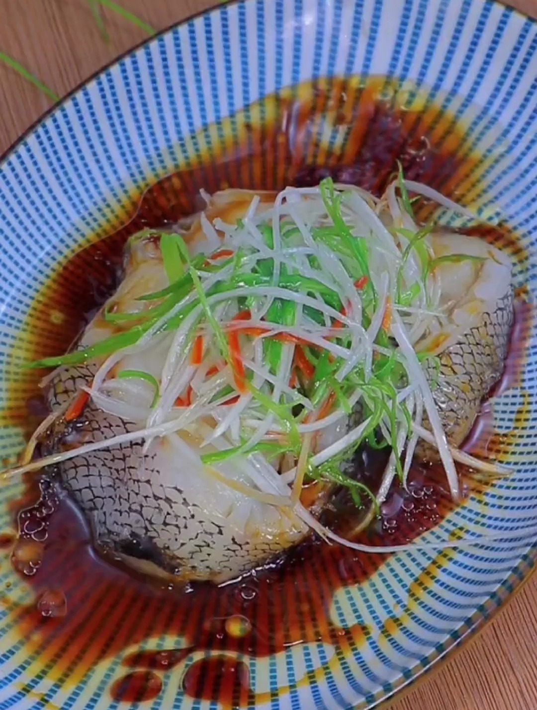 以后你要是做清蒸鳕鱼你就这样做,学会了所有鱼类都可以这样蒸