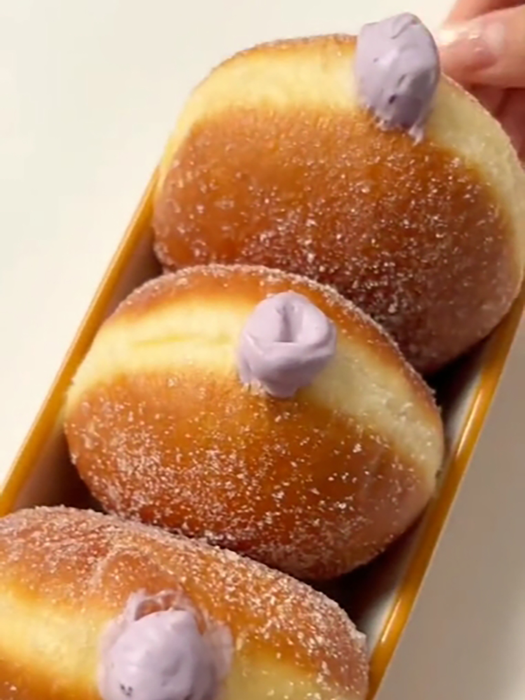 解锁制作蓝莓奶油馅甜甜圈的秘密技巧,让你成为甜品大师!