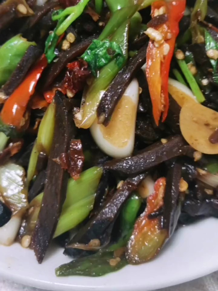 辣椒炒黑咸菜的做法
