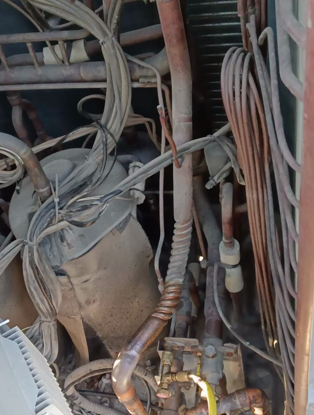 蒸发冷设备安装,铜管连接已经安装完成