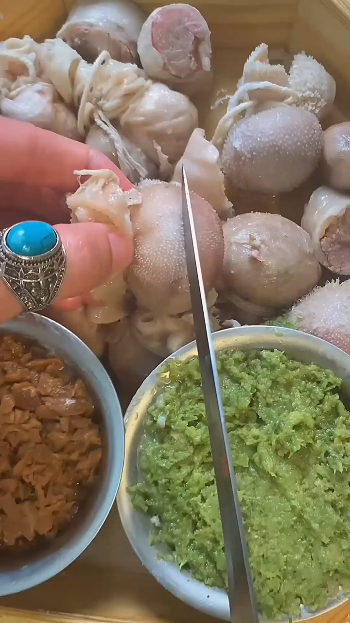 恩克又来吃肚包肉了!满满的羊肉蘸着韭菜花酱,简直不要太好吃!