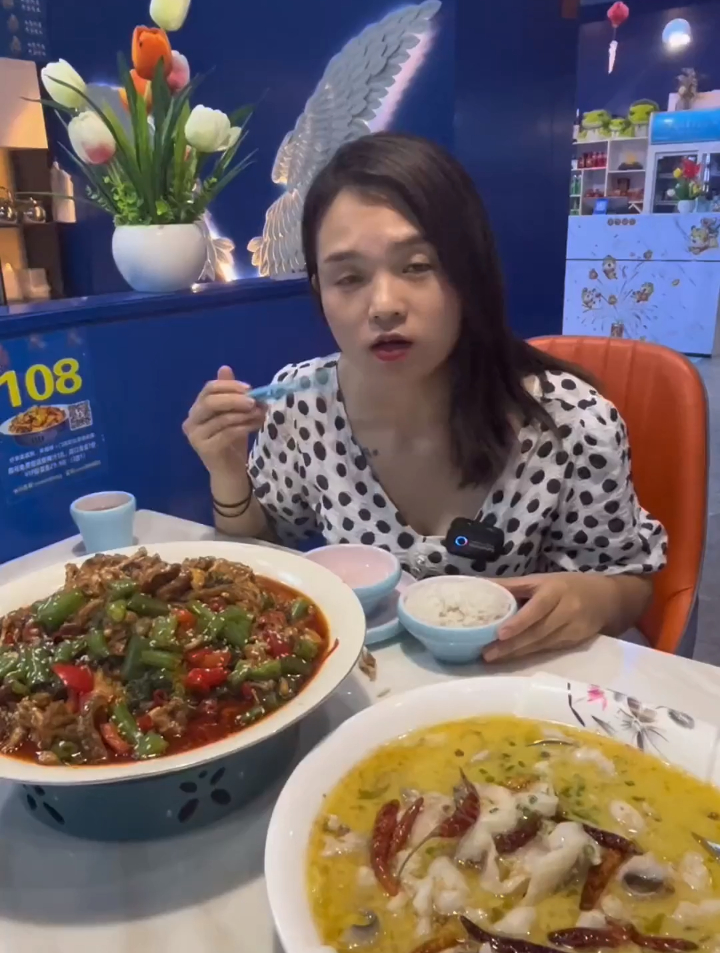 159三人套餐,牛蛙一大锅、还有一盘酸菜鱼,冰淇淋还能无限续