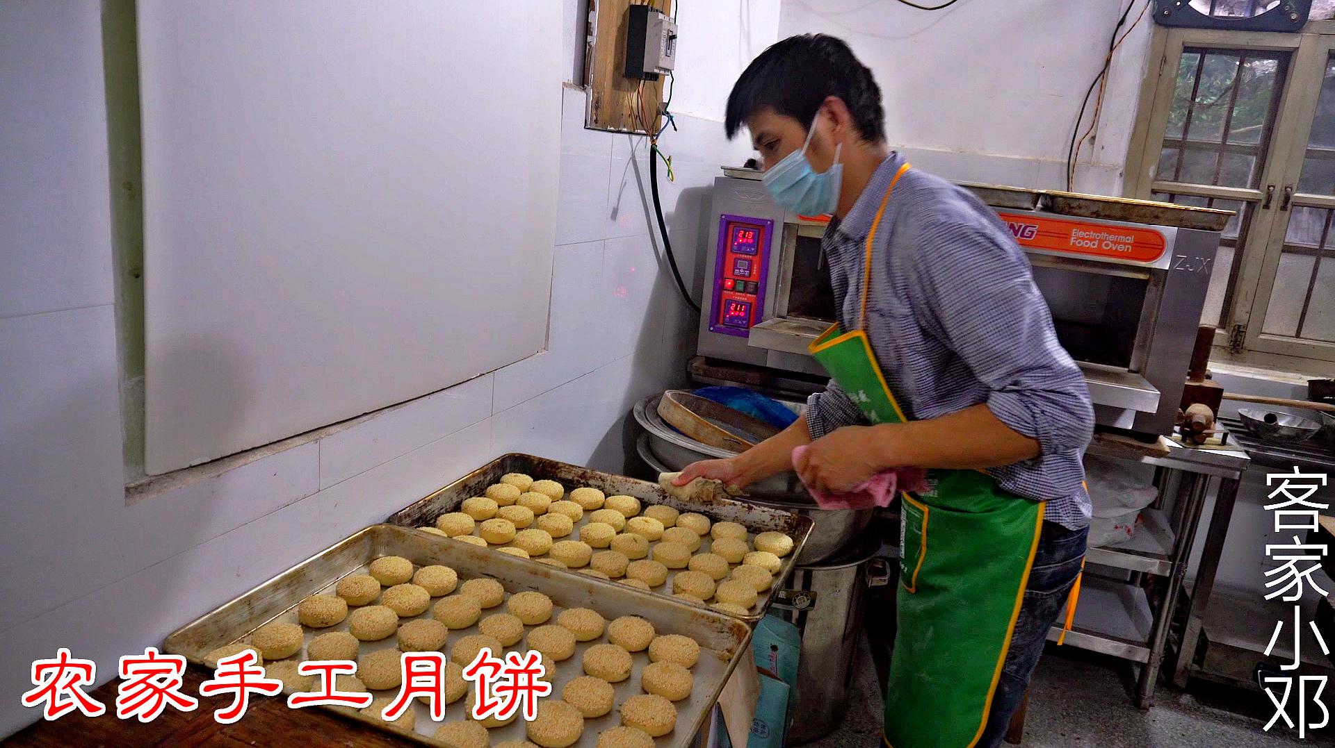 [图]中秋节来临,朋友家制作农家手工月饼100多斤,出烤箱的那刻真香