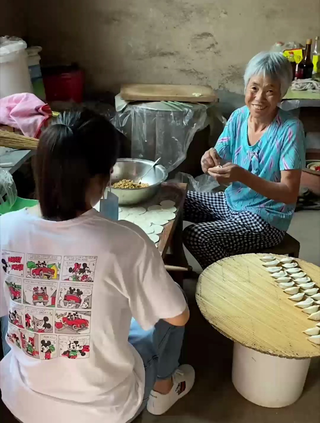 一家人吃饺子 妈妈包的茄子鸡蛋馅的饺子太香了