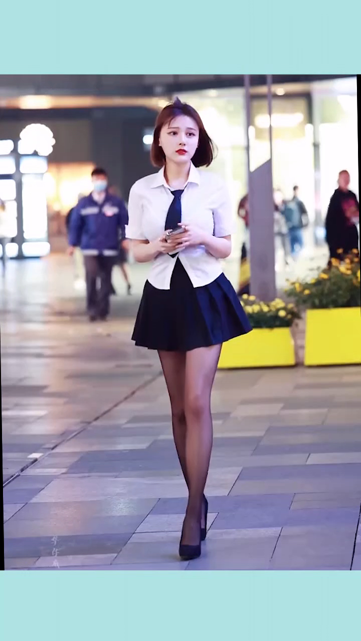 天天爱街拍:肉丝美女和性感闺蜜逛街,你喜欢谁?