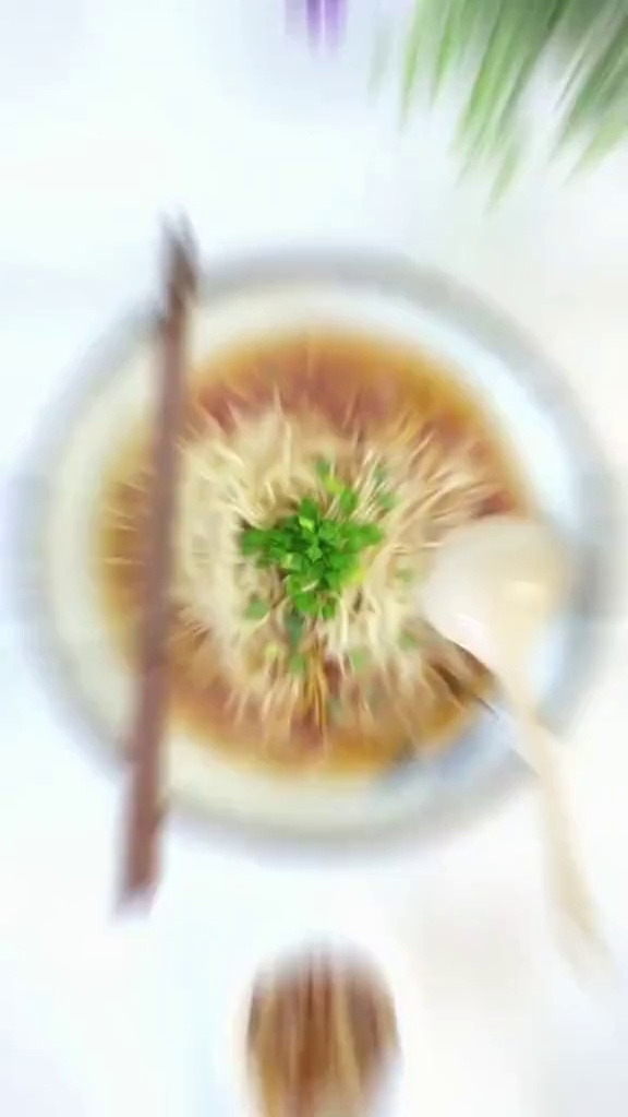 一碗素净的阳春面,简单到不需要任何厨艺就能做好,却极其好吃