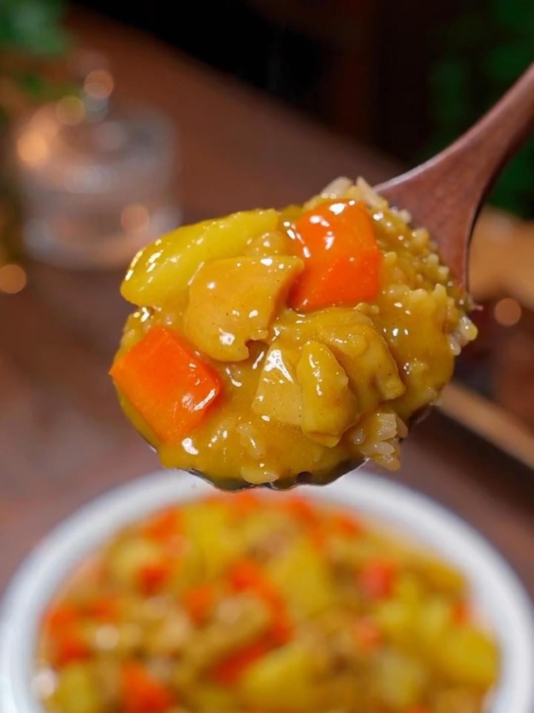 一道饭店招牌菜咖喱鸡盖饭就做好了