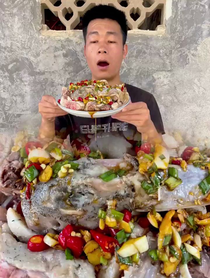 二十好几的人了还一直单身,只能自己在家嘎一只不下蛋的公鸭来吃