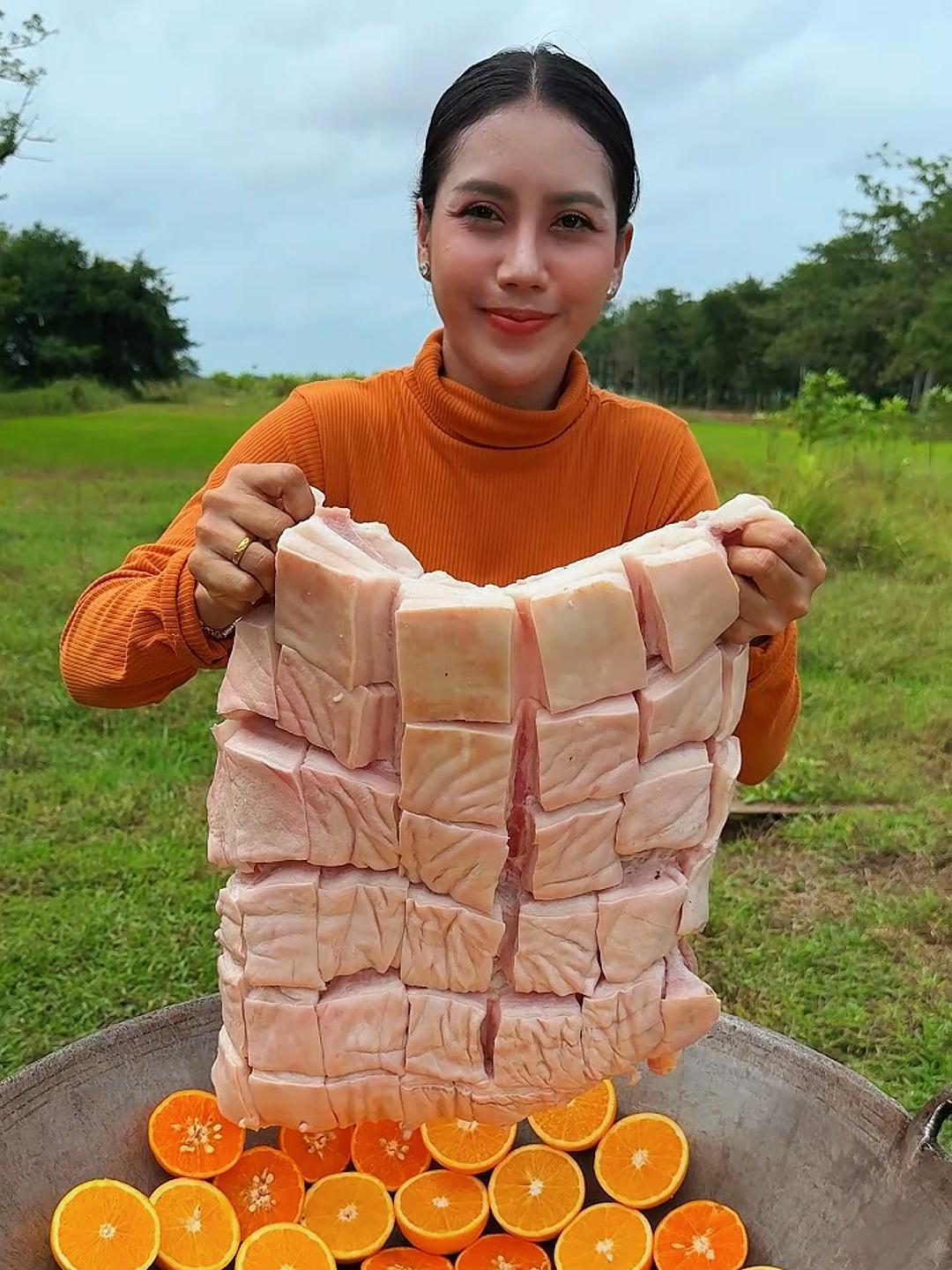 东南亚人做菜是有多生猛,把大块五花肉和鲜橙一起烹饪,大开眼界