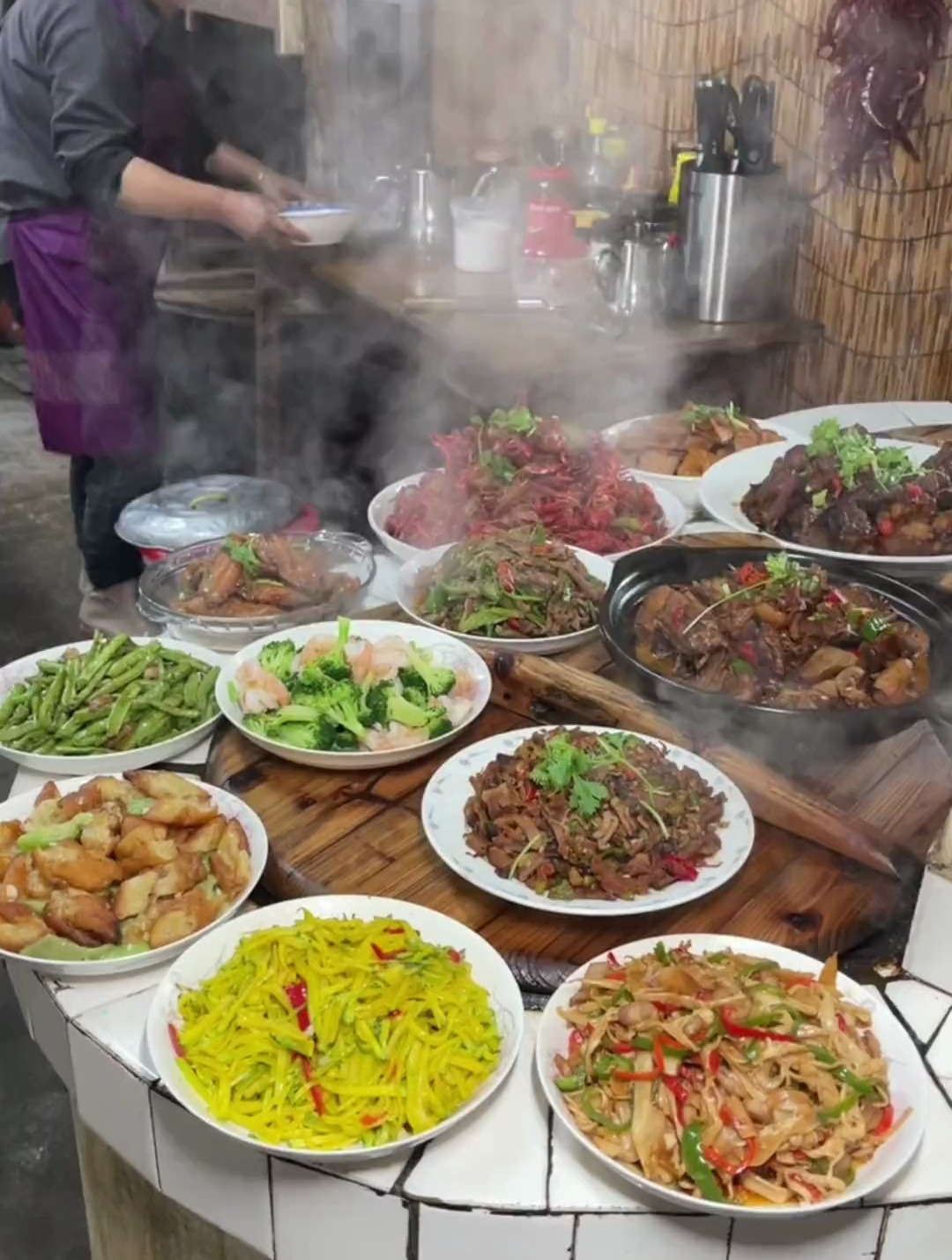 家里来客人,婆婆用心准备了一桌家常菜