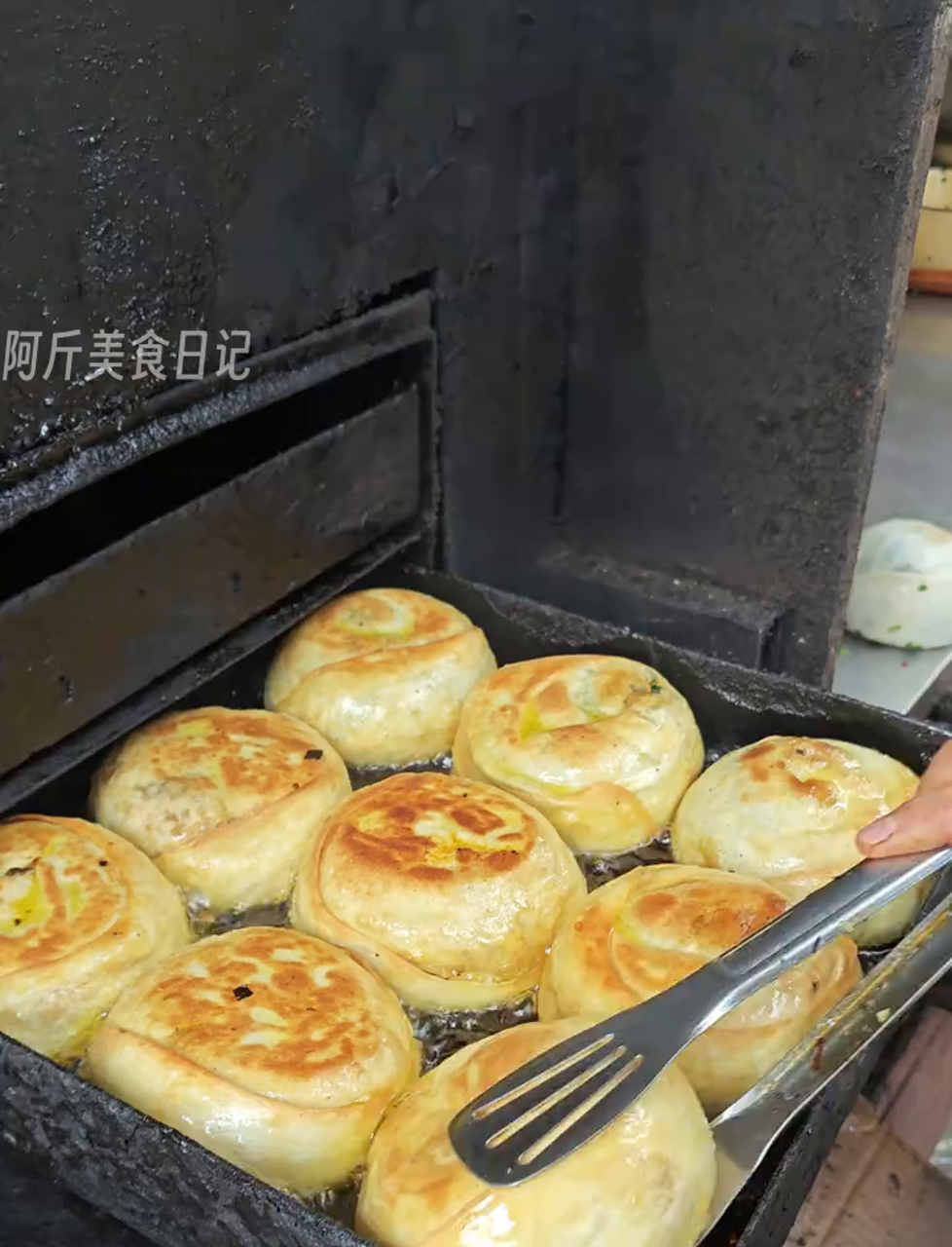 西安临潼街边烤菜盒,金黄酥脆皮薄馅足,香得不得了!