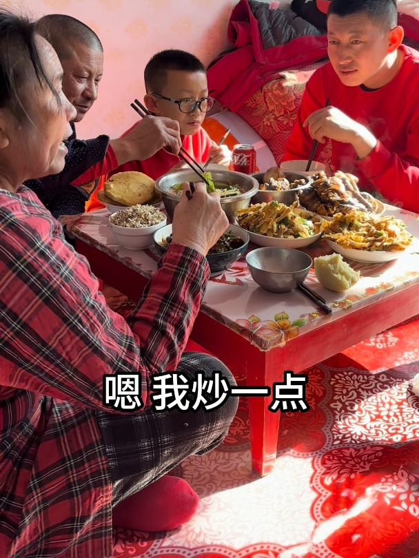 大女儿回娘家了！一桌子的好菜，有说有笑真热闹