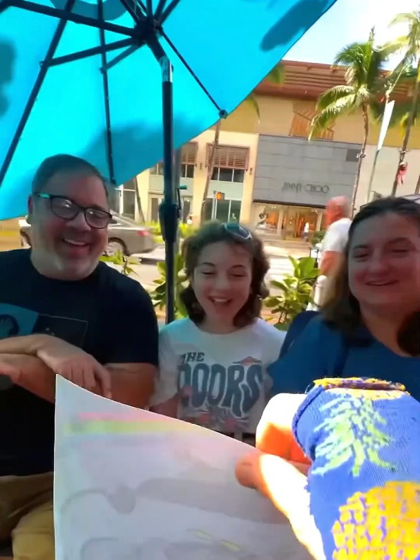 艺术绘画:画师手绘路边一家三口自画像