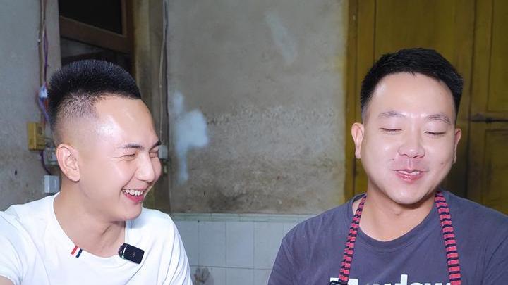 小伙意外收获一堆鸡枞菌,拿去小姨妹家吃伙食,炖汤味道真的鲜