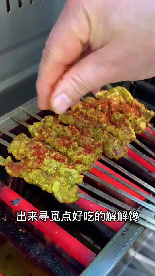 烤羊肉烤鱼涮牛肚,加上炒面炒饼好吃还顶饱