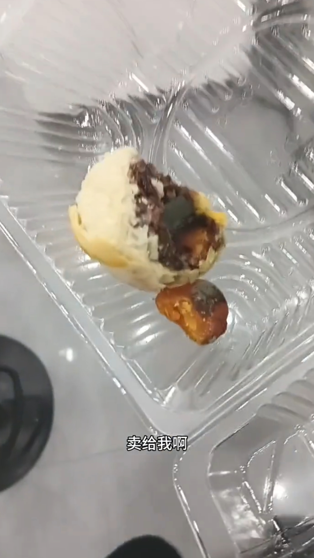 女子称买糕点吃一半发现发霉,商家捏碎扔垃圾桶还威胁:别惹事