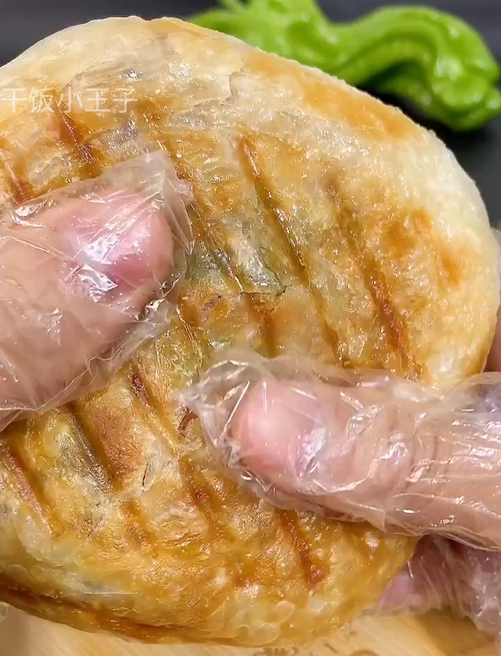 不用揉面,快速上手,教你做香脆青椒肉丝饼