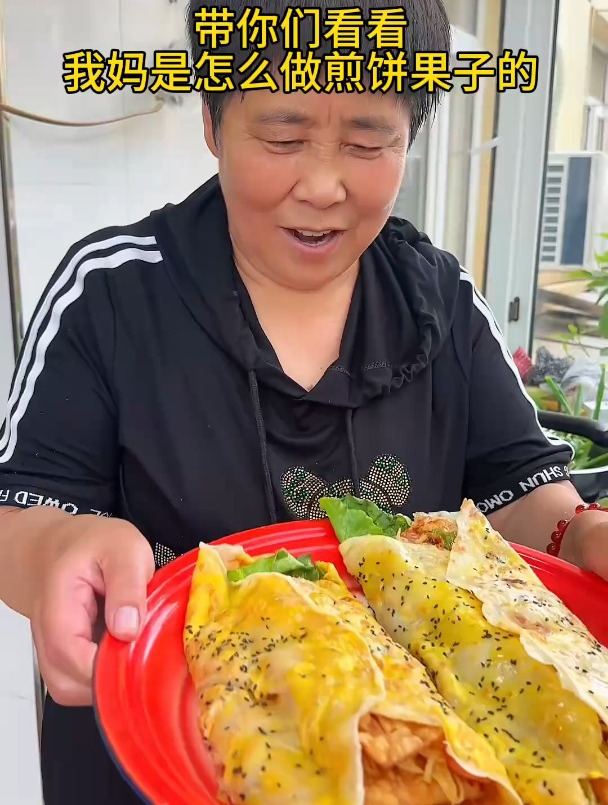 金灿灿的大煎饼果子太香了!