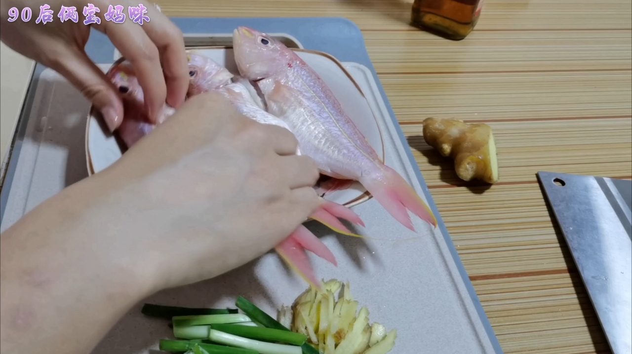 90后俩宝妈第一次做香煎小红鱼,虽然颜值没有了,味道还是超好的