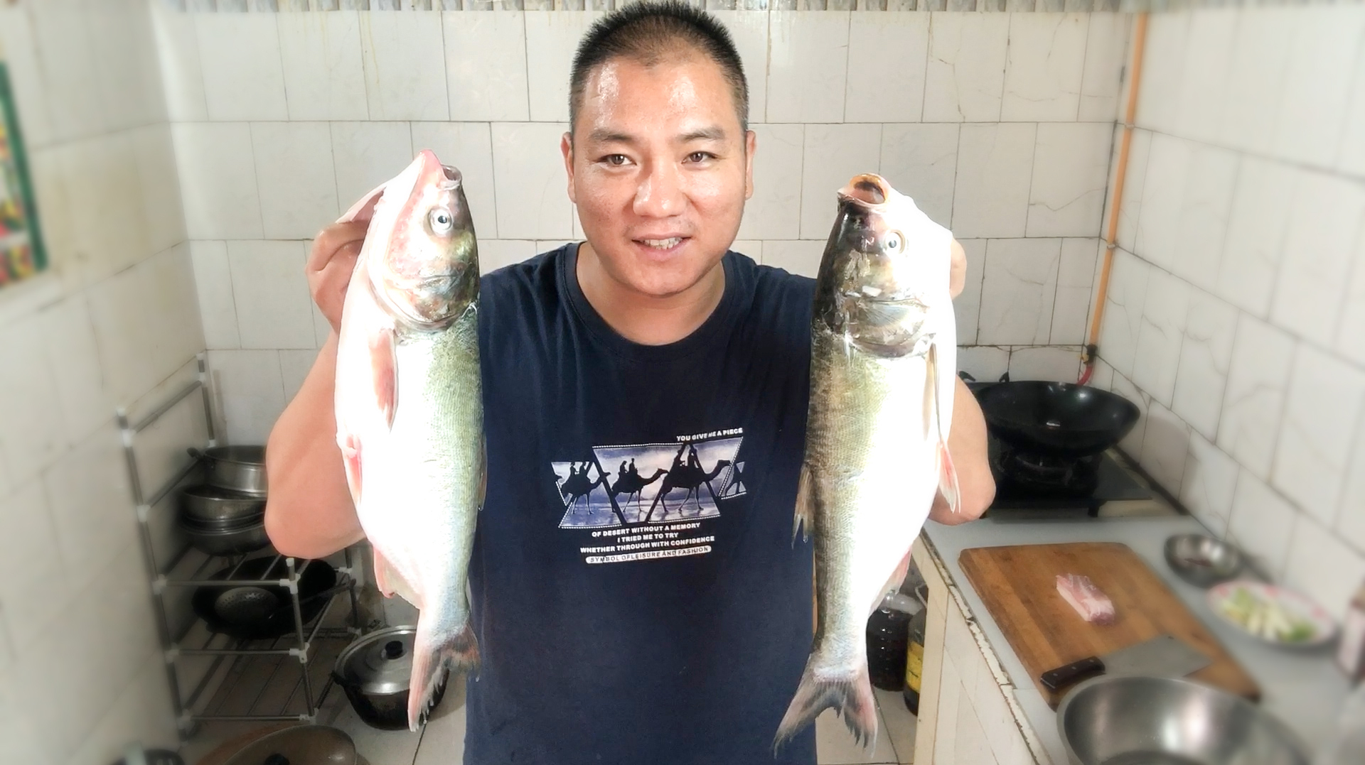 真便宜,10块钱买了两条白鲢鱼,简单一做没有土腥味,媳妇说好吃