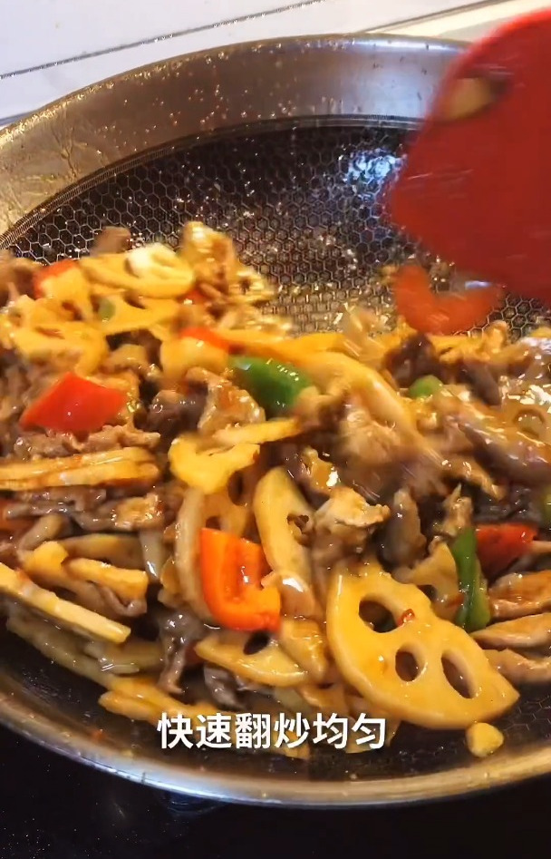 莲藕炒肉片肉质细嫩,藕片清脆爽口,家庭小炒 美食创作者