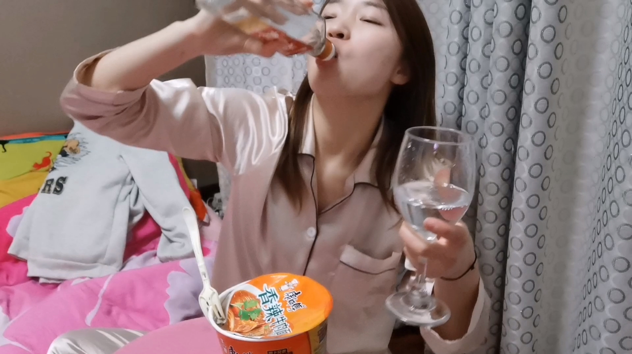 饿汉子半夜泡面吃,四两老村长整起来,说起那些做过的奇葩梦