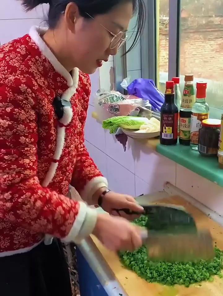 今天顶雨把苞米面磨出来了做的芹菜肉酸菜肉大包子