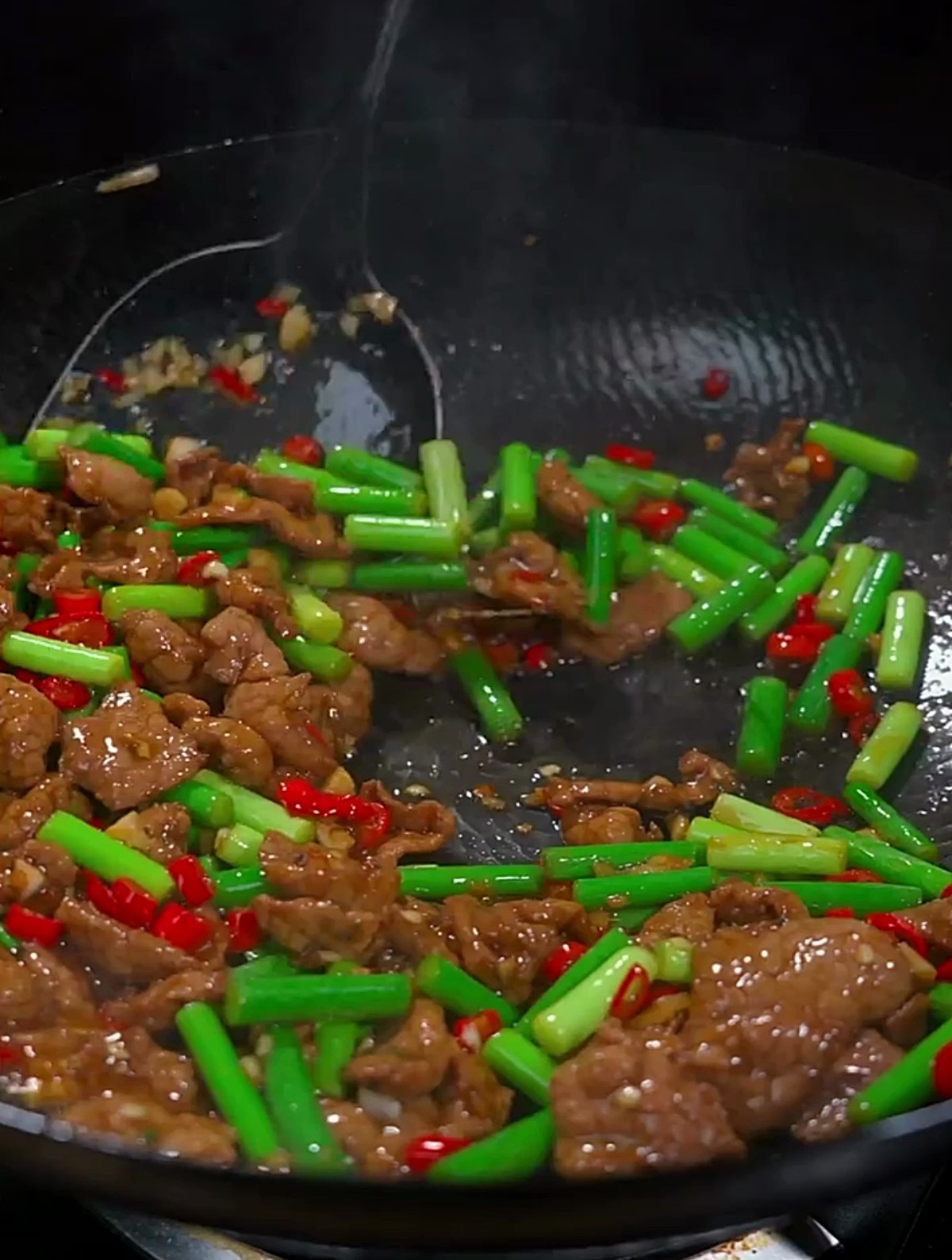 蒜苔炒牛肉的家常做法,拿来招待客人倍儿有面子