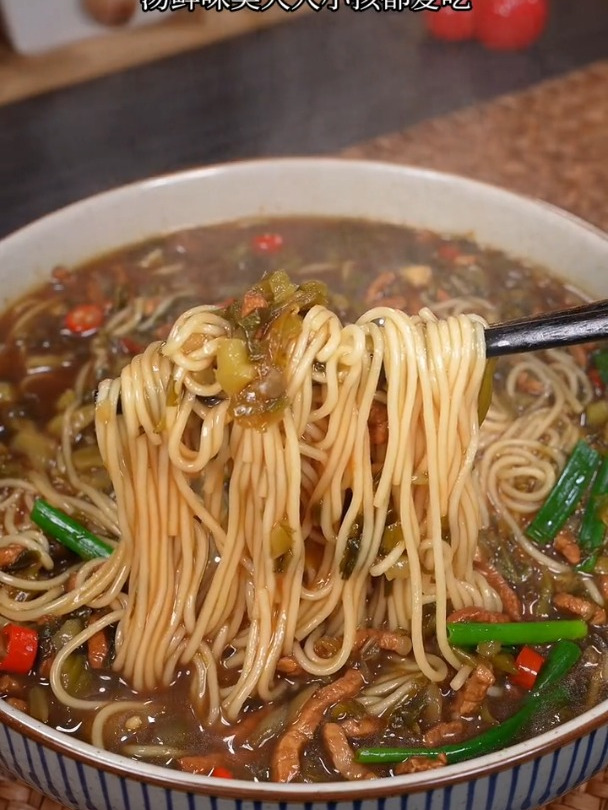 百吃不厌的雪菜肉丝面