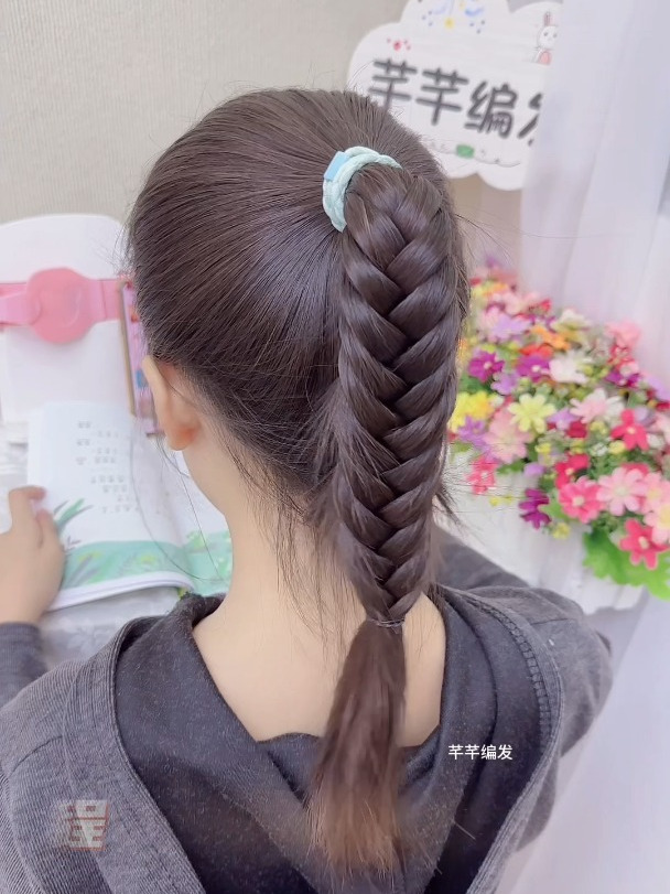 女儿上学喜欢扎马尾辫,就给她编鱼骨马尾辫,简单又好看