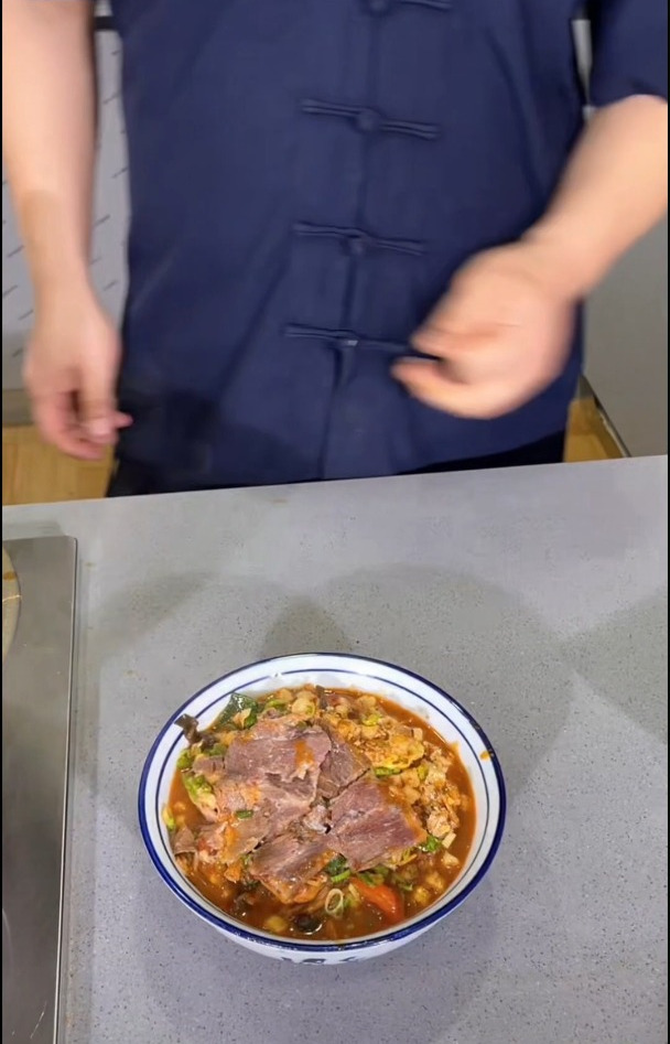 陕西牛羊肉泡馍,也可加些配菜做成酸辣小炒泡馍,还原堂食口感