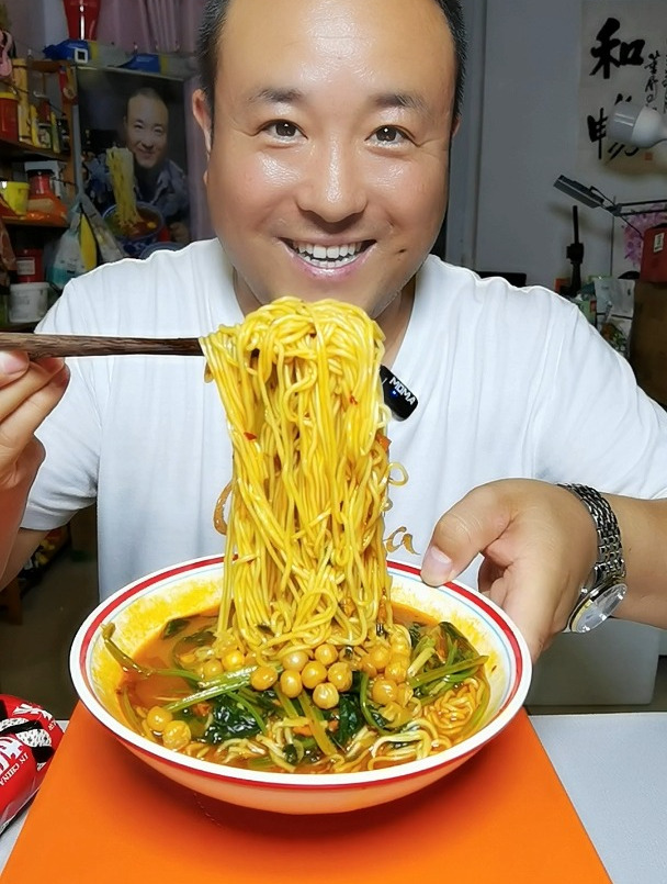 网上买的重庆小面方便面味道挺好吃,价格实惠喜欢吃的可以尝尝