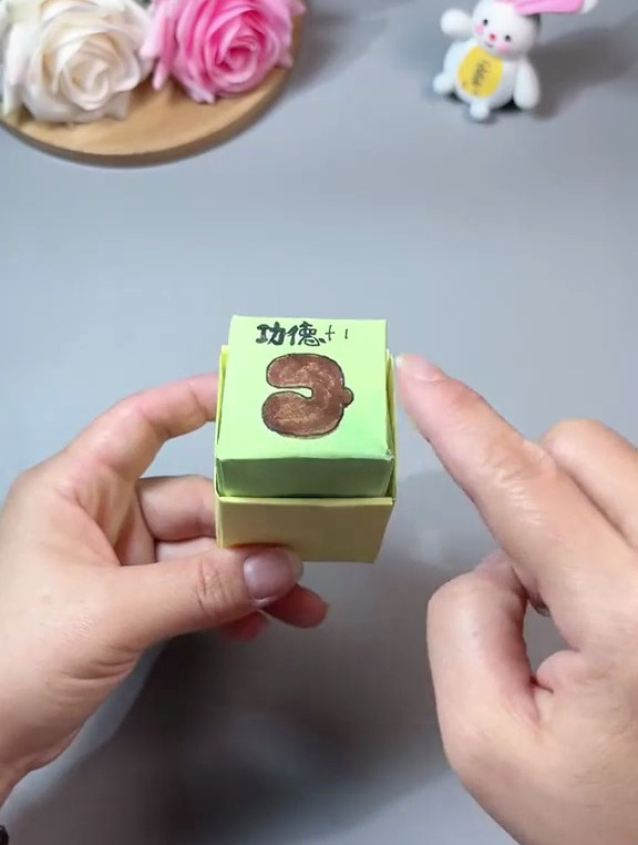 解压小木鱼折纸,有点像个小键盘,按下去会弹起来,太好玩了