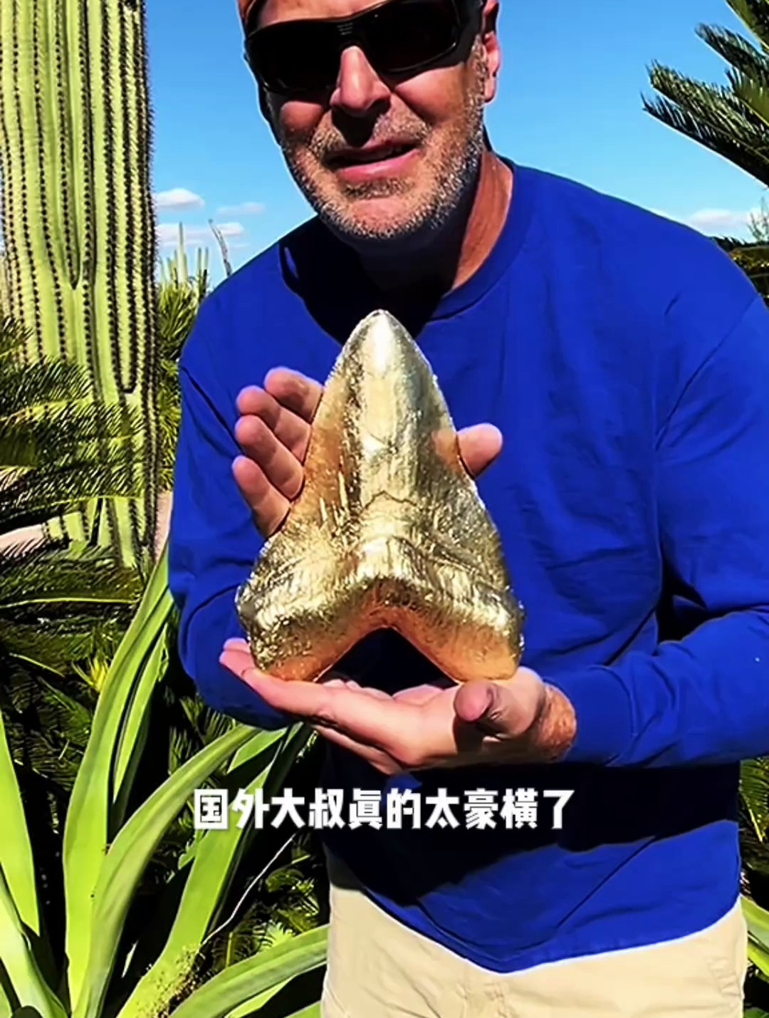 国外大叔用黄金制作了鲨鱼的牙齿