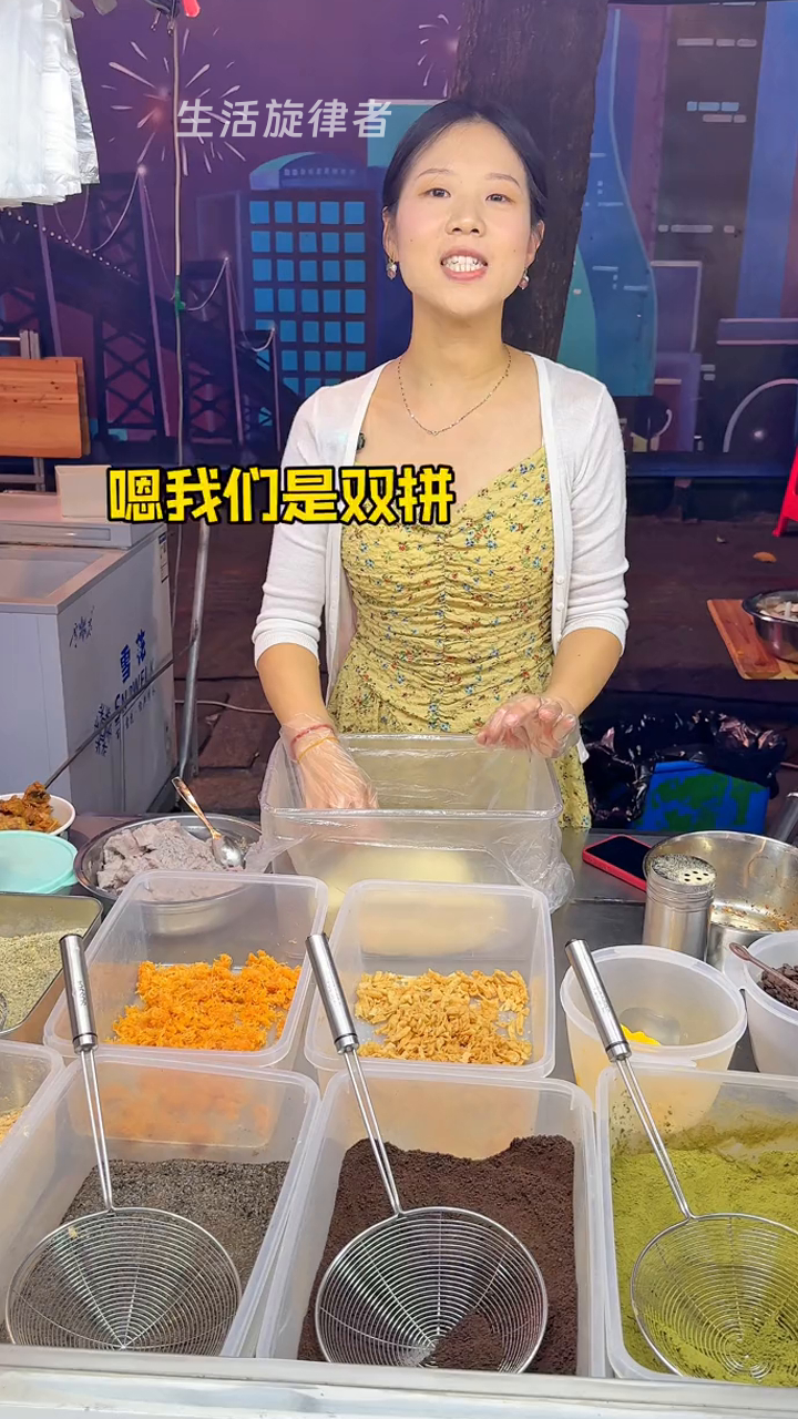 夜市偶遇巨无霸麻糍!糯叽叽的满满都是料!