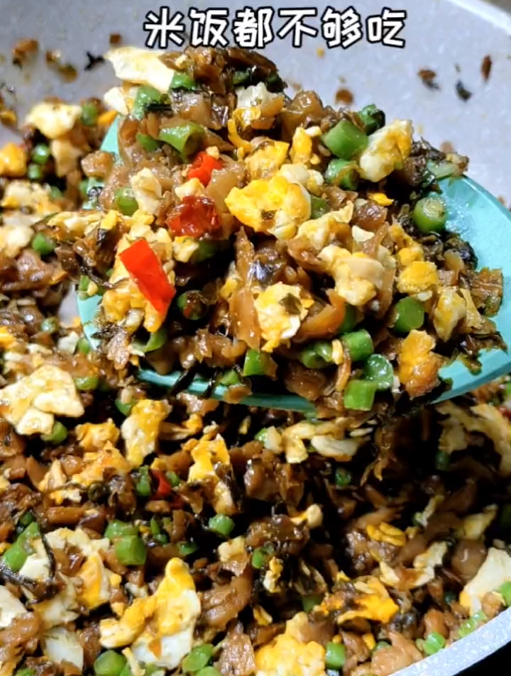 今天做的湘西外婆菜炒鸡蛋太下饭啦!昨天的剩米饭都被吃光了!