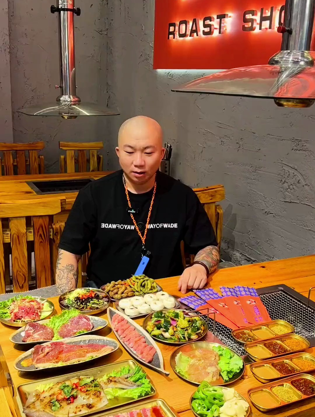 到饭点了,这一桌子烤肉才100元,漂亮!