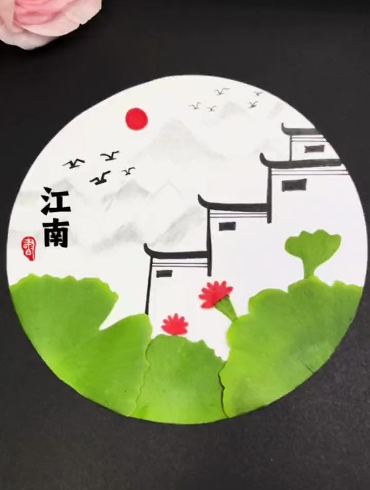 用秋天的银杏叶,和孩子来做一幅江南水乡创意树叶画吧