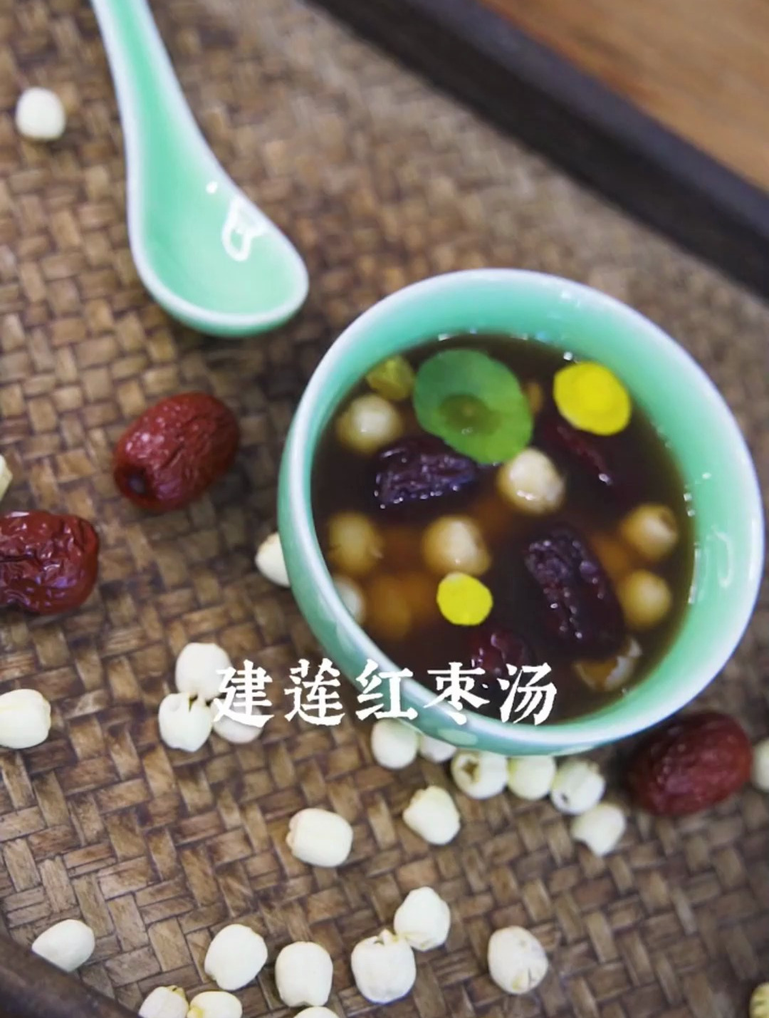 建莲红枣汤改良自红楼梦里的菜单,也是传统养身食补甜汤~