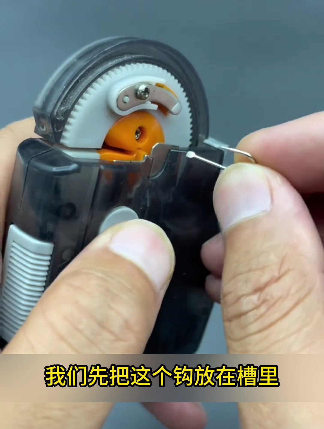 电动绑钩器,自动绑鱼钩大小钩均可以,针对不会绑钩的新手很好用!