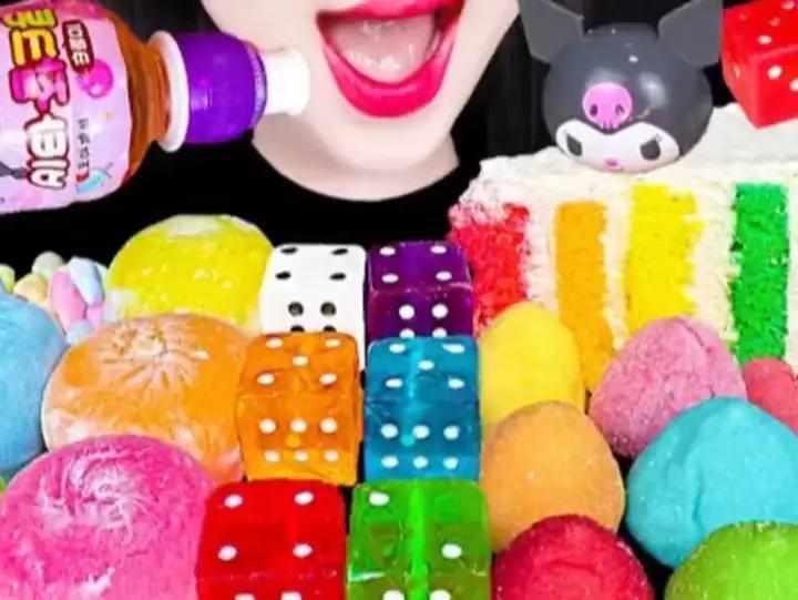 彩虹甜品派对:棉花糖、奶油蛋糕、麻糬大福与果味骰子糖的甜蜜邂逅