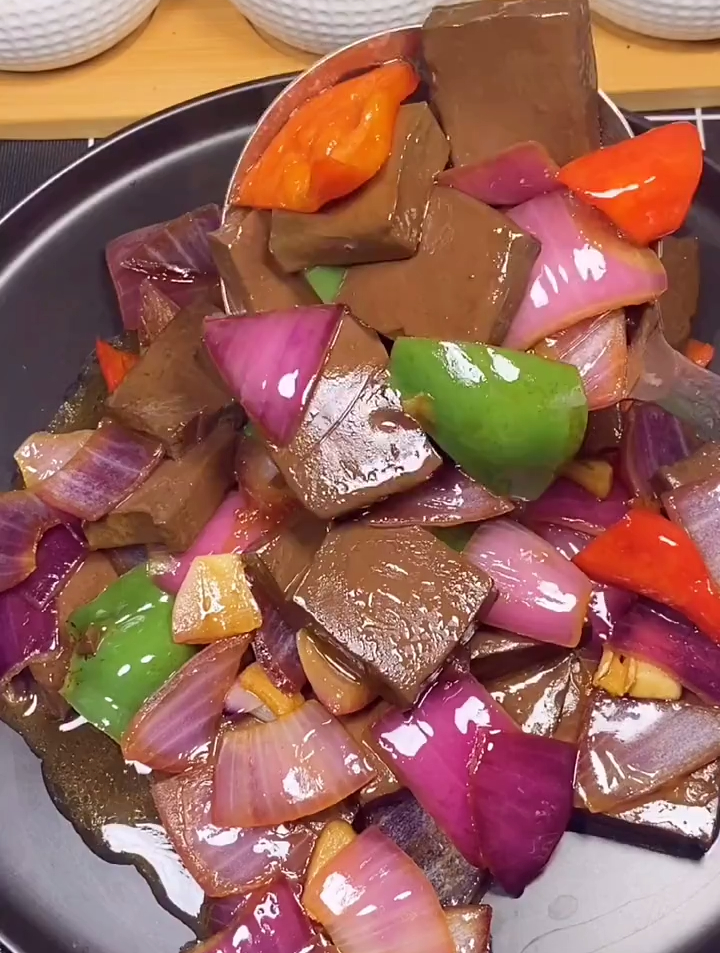 在家做快手菜大葱烧鸭血,简单又好吃