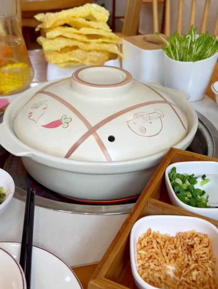 胡椒味浓浓的猪肚鸡火锅,乳鸽和炸脆奶都好好吃呀～