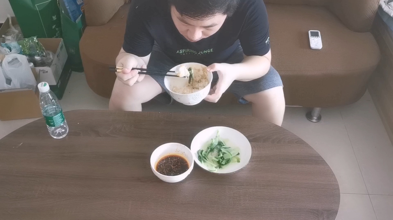 小伙儿第一次吃水煮青菜,为了减肥也是拼了,其实还挺下饭