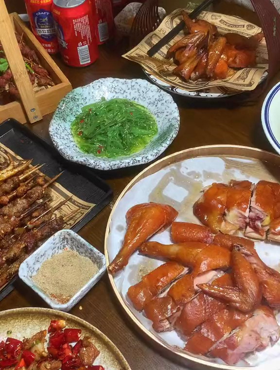 半夜和朋友来听歌吃宵夜也太爽啦吧?