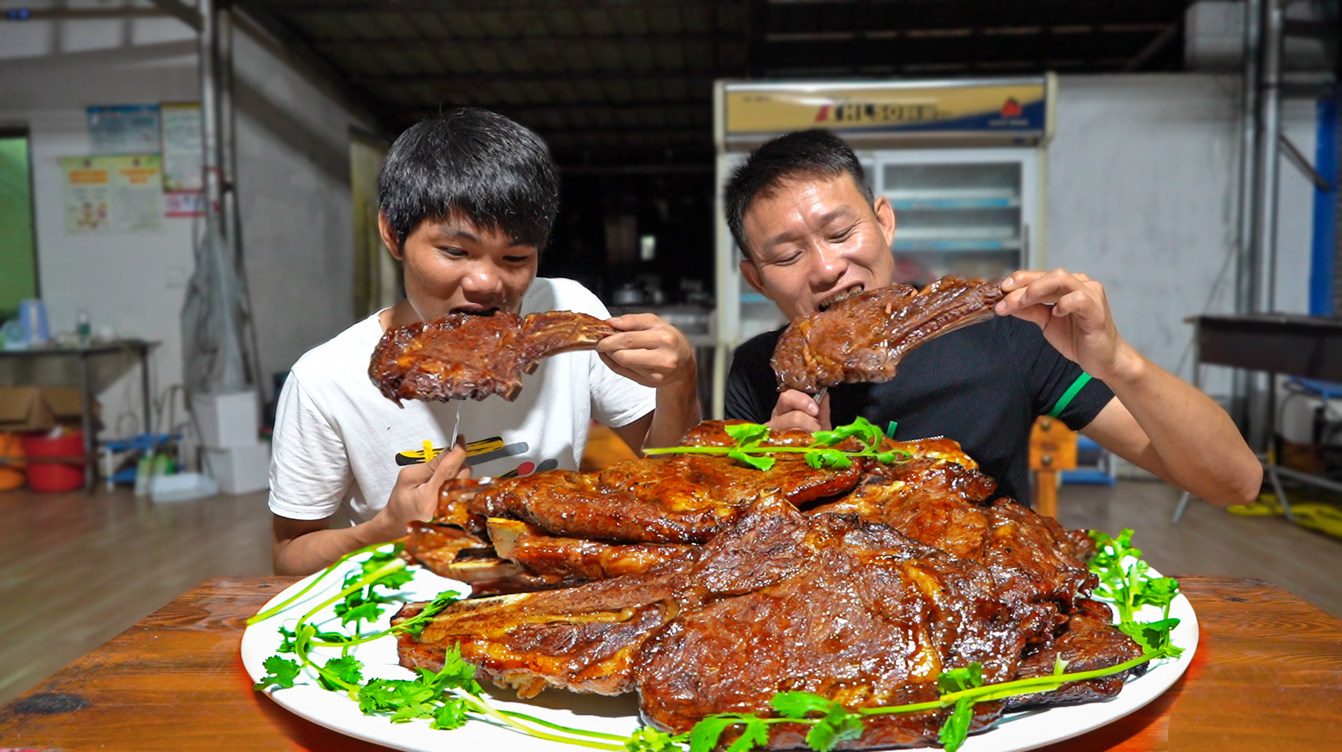 土豪表妹请客吃西餐!烤10把战斧牛排抱着啃,把老婆都馋醒了