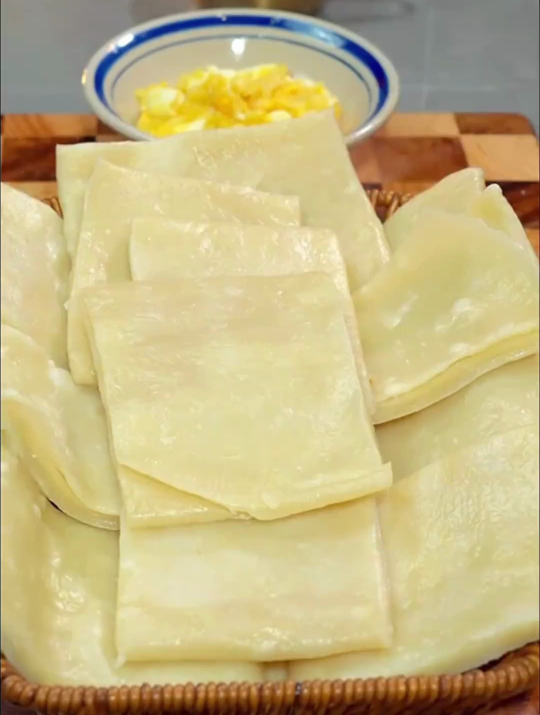 河南美食死面饼子也叫死面油卷子,刚出锅咸香劲道