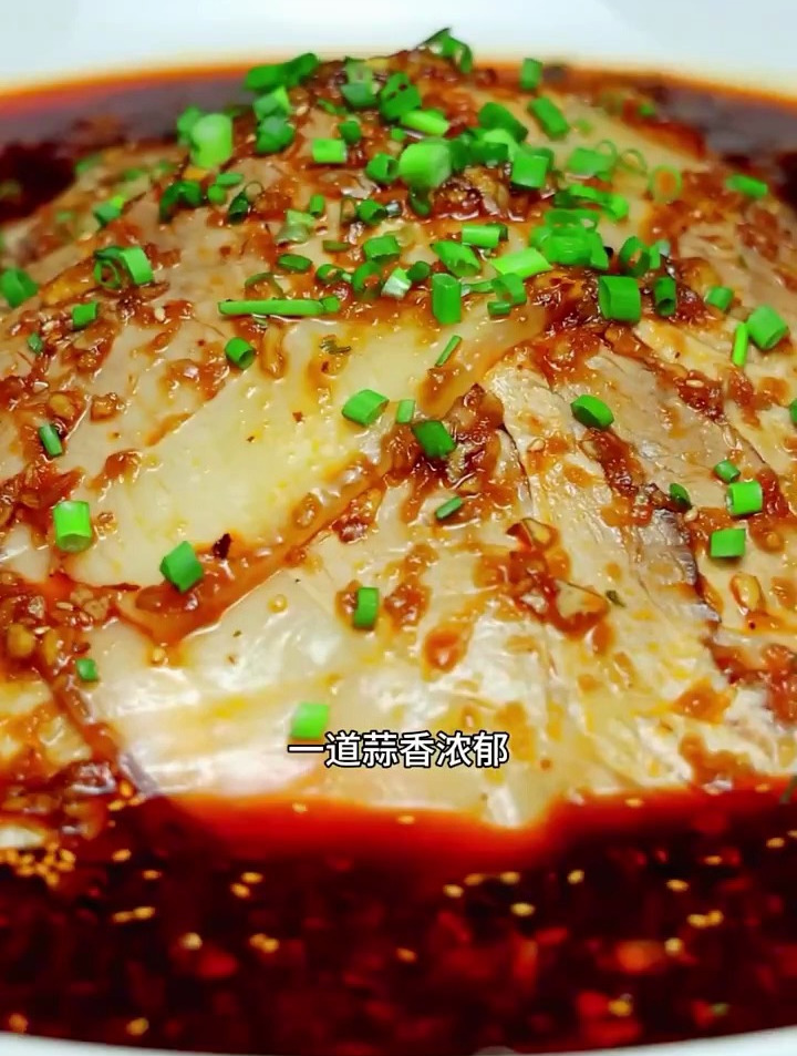 一道蒜香浓郁,色泽红亮的蒜泥白肉就做好了