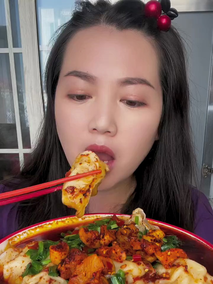 饺子来了,今天做的酸辣汤饺白菜肉馅