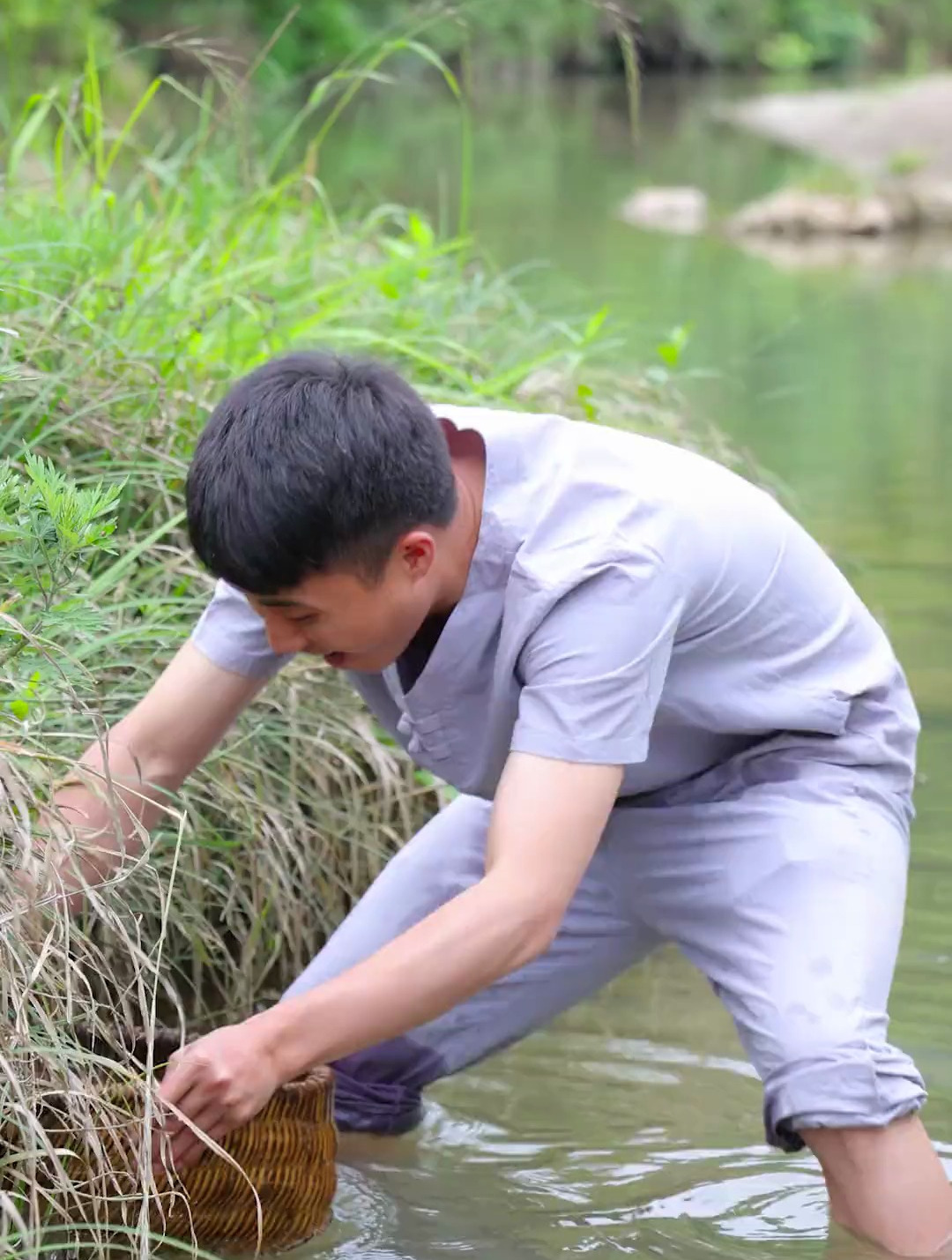 你们吃过这种小河鱼吗 一口一个吃着特别安逸